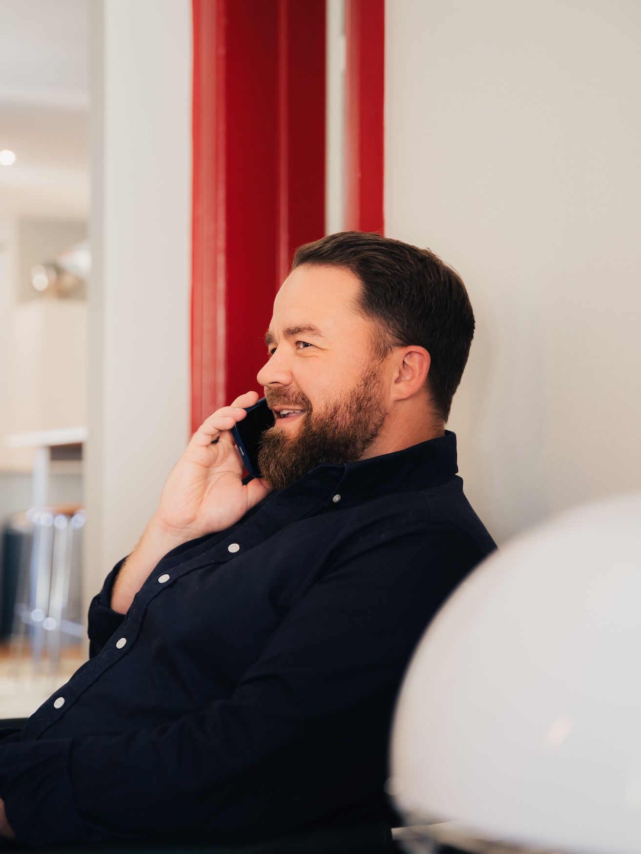 Medarbejder fra Fairkredit i telefonisk vejledning