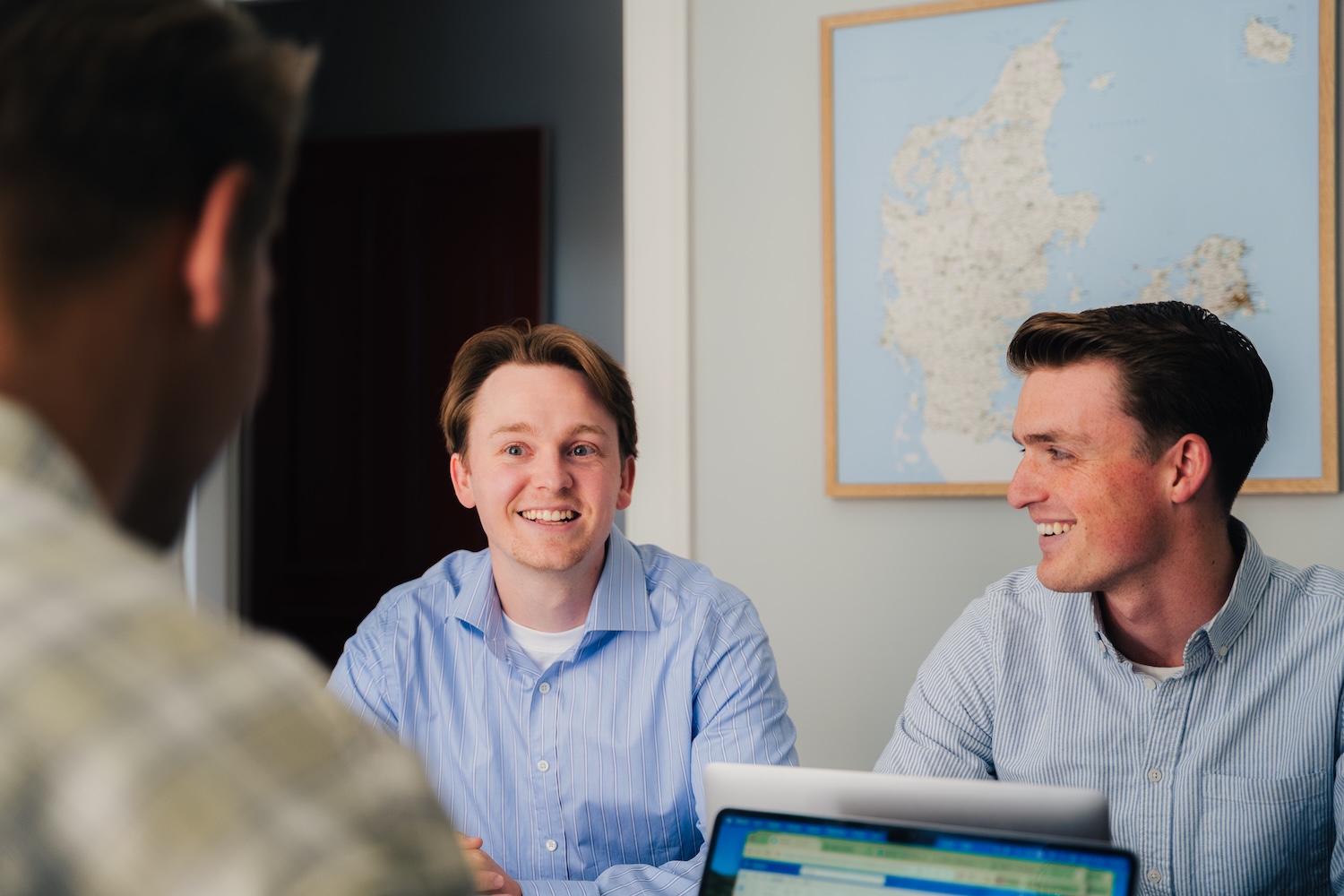 Fairkredit-medarbejder klar til at hjælpe med din låneansøgning